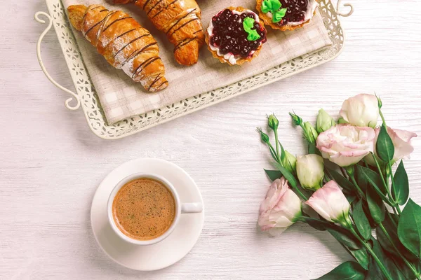 Välsmakande frukost med kopp kaffe — Stockfoto