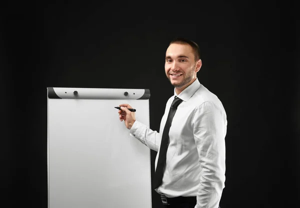 Νέος επιχειρηματίας που στέκεται κοντά χαρτοπίνακας — Φωτογραφία Αρχείου