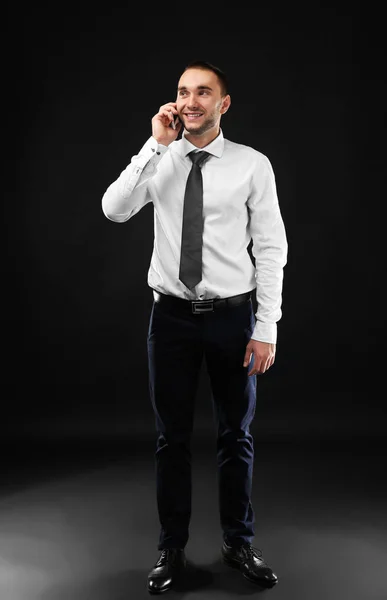 Jonge business coach spreken door cellphone — Stockfoto