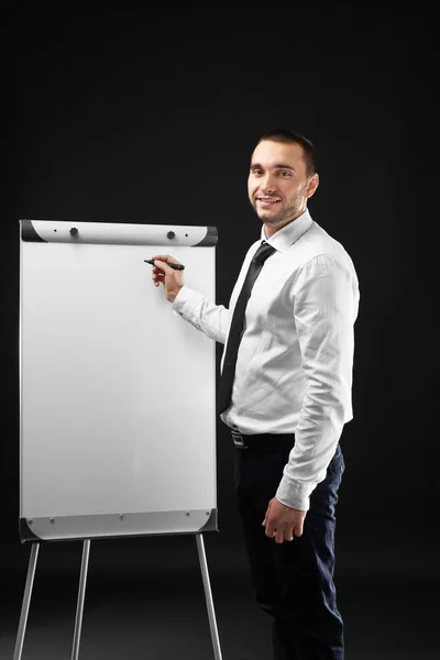 Uomo d'affari in piedi vicino a flip chart — Foto Stock