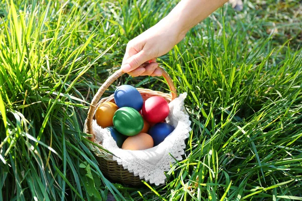 Sepet Paskalya yumurta dolu kadınla