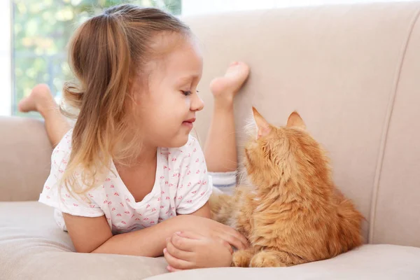 Söt liten flicka med röd katt — Stockfoto