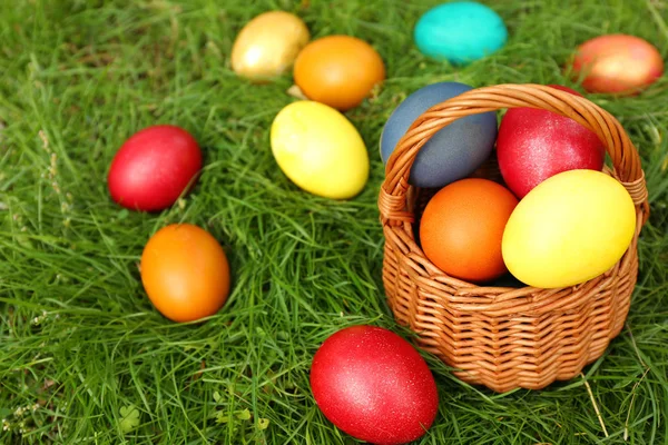 Huevos de Pascua en cesta —  Fotos de Stock