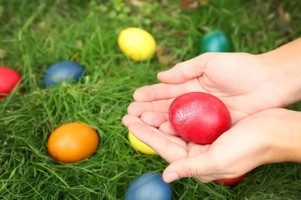Woman hands holding Easter egg — Stock Photo, Image