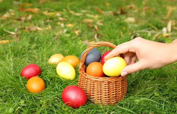 Kadın el alarak Paskalya yortusu yumurta — Stok fotoğraf