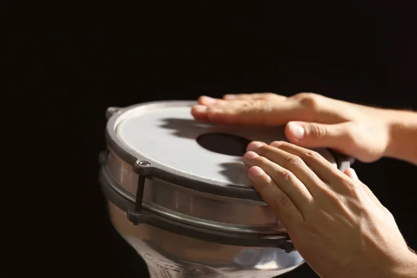 Hombre tocando el tambor africano — Foto de Stock