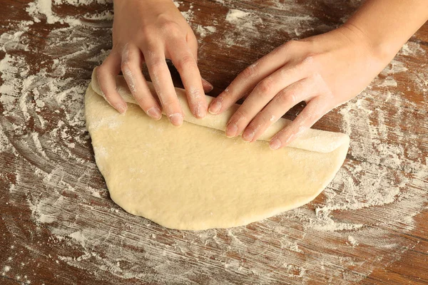 Mani femminili e pasta stesa — Foto Stock