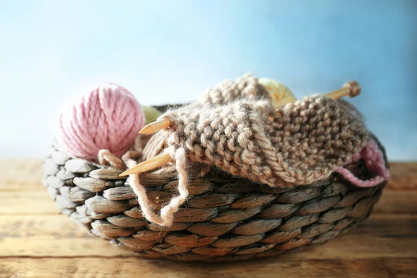 Örgü ipliği ve iğne.