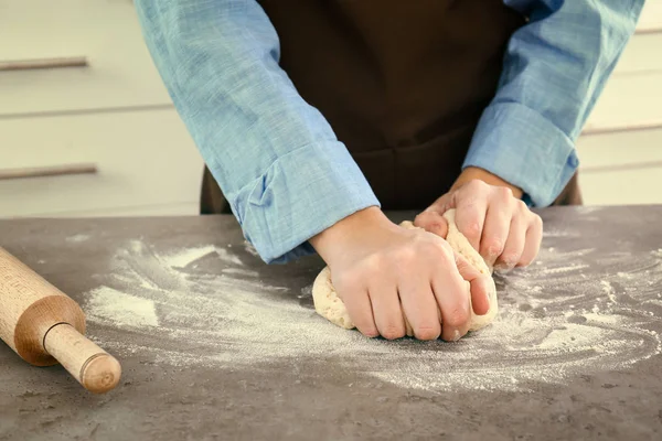 Händer knåda degen — Stockfoto