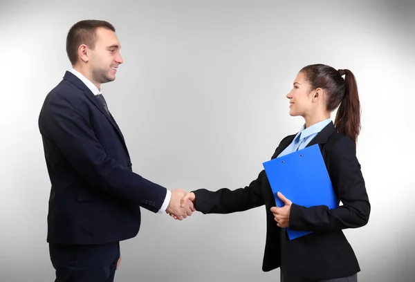 Ung Man Och Kvinna Som Skakar Hand Ljus Bakgrund — Stockfoto