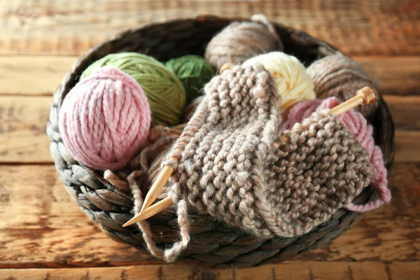 Knitting yarn and needles — Stock Photo, Image