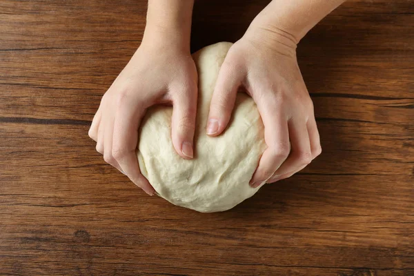 Mujer amasando masa — Foto de Stock