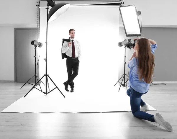 Fotograf tar bilden av modell — Stockfoto