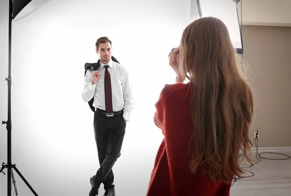 Photographer taking picture of model — Stock Photo, Image