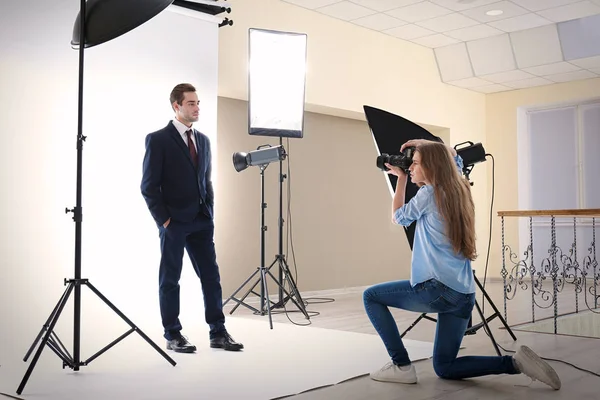 Fotógrafo tomando fotos de modelo — Foto de Stock