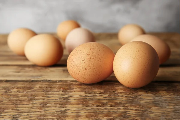 Сырые яйца на столе — стоковое фото