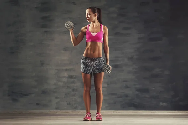 Mujer joven y deportiva — Foto de Stock