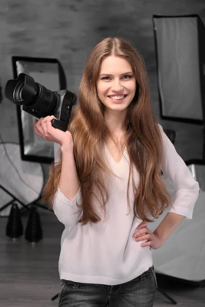 Atrakcyjne fotograf z aparatu — Zdjęcie stockowe