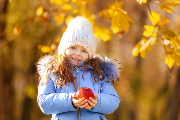 Χαριτωμένο κοριτσάκι με μήλο — Φωτογραφία Αρχείου