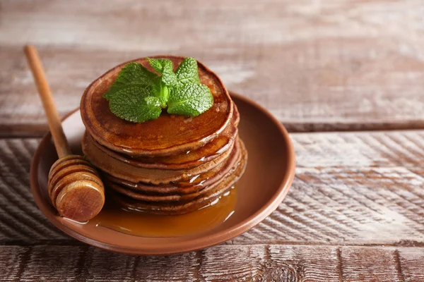 Leckere Pfannkuchen mit süßem Honig — Stockfoto