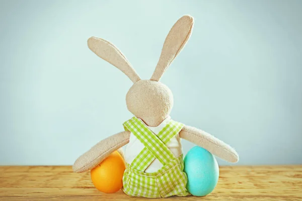 Coelho da Páscoa com ovos coloridos — Fotografia de Stock