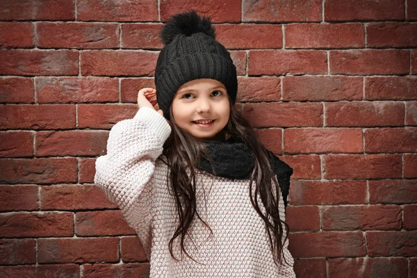Милая маленькая девочка в теплой одежде — стоковое фото
