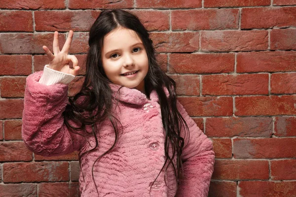 Schattig klein meisje in warme kleren — Stockfoto