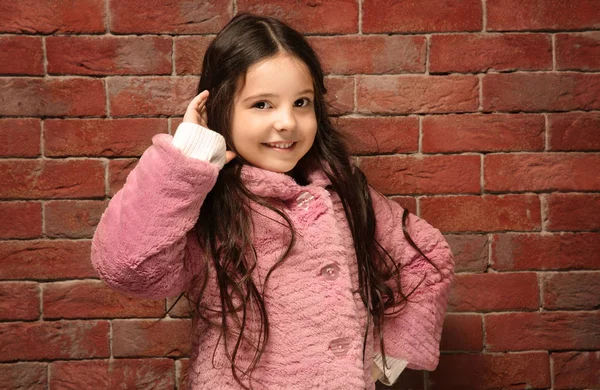 Schattig klein meisje in warme kleren — Stockfoto