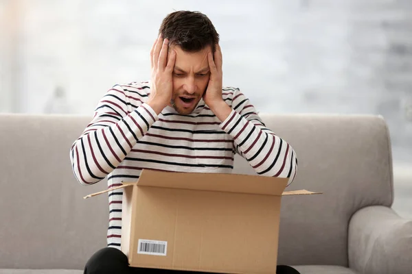 Schöner junger Mann mit Paket — Stockfoto