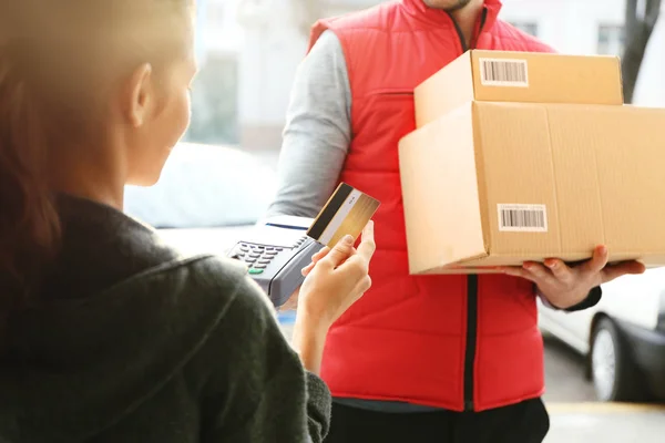 Genç kadın paketler için ödeme — Stok fotoğraf