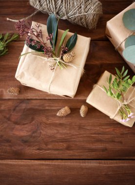 Hediye kutuları çiçekli