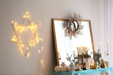 Hanukkah için dekore edilmiş şömine