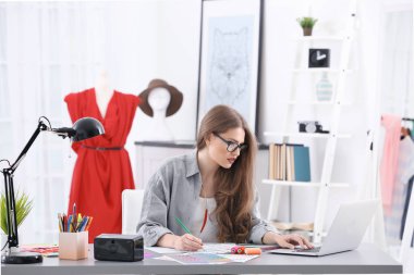 Güzel genç moda tasarımcısı