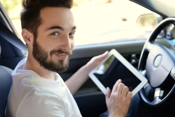 Fahrer mit Tablet-Computer — Stockfoto