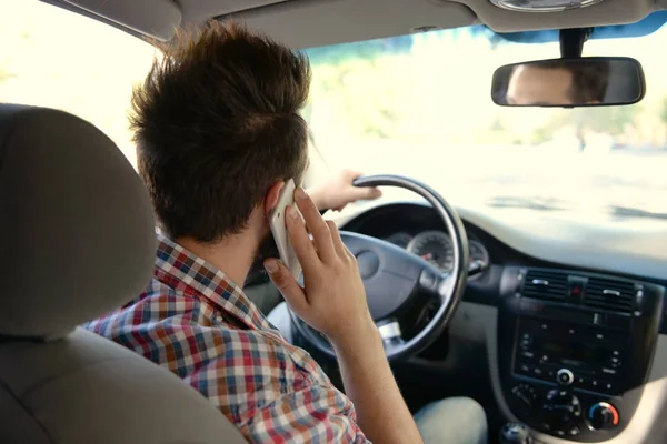 Fahrer benutzt Handy — Stockfoto