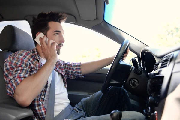 Fahrer benutzt Handy — Stockfoto