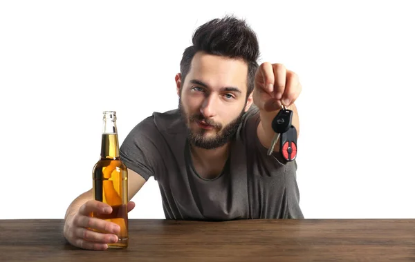 Μεθυσμένος Νεαρός Κλειδί Του Αυτοκινήτου Και Μπουκάλι Μπύρας Γκρίζο Φόντο — Φωτογραφία Αρχείου