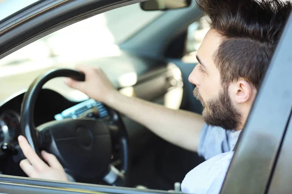 Giovane Uomo Successo Guida Auto — Foto Stock