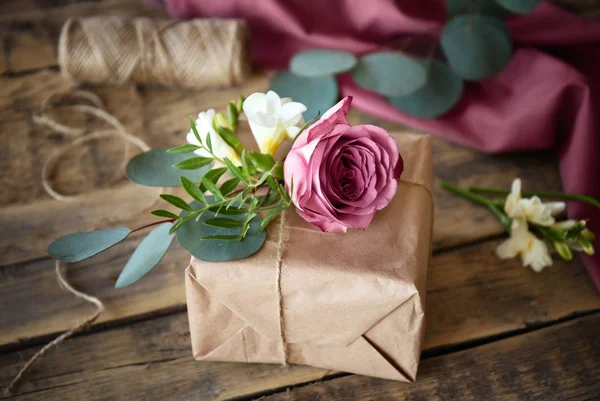 Boîte cadeau avec des fleurs — Photo