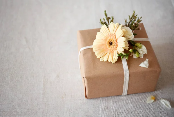 Geschenkdoos met bloemen — Stockfoto