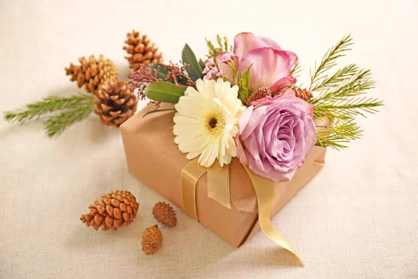 กล่องของขวัญพร้อมดอกไม้ — ภาพถ่ายสต็อก