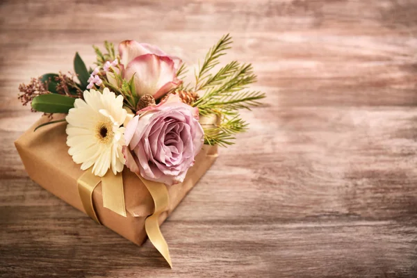 Подарункова коробка з квітами — стокове фото