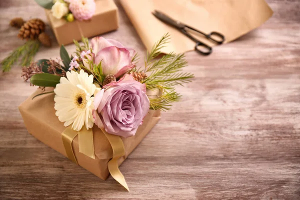 Geschenkdoos met bloemen — Stockfoto