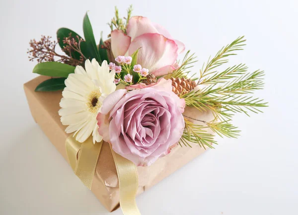 Подарочная коробка с цветами — стоковое фото
