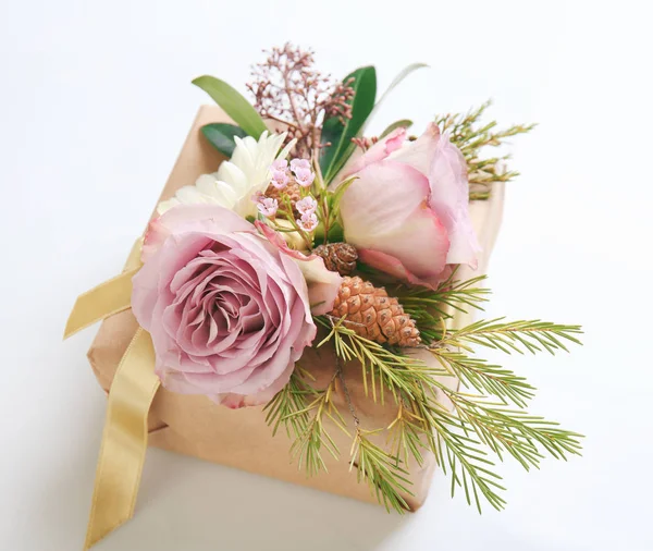 Presentförpackning med blommor — Stockfoto