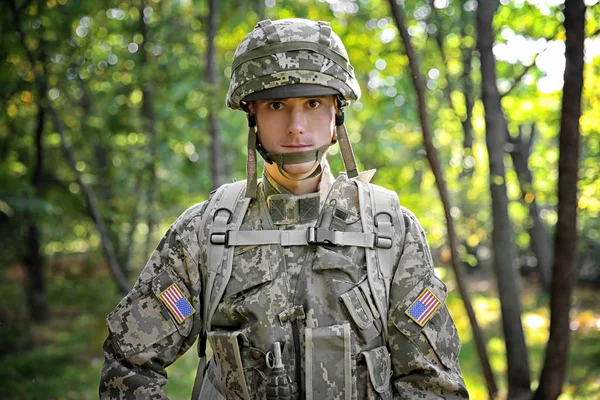Portret Żołnierza Zielonym Lesie — Zdjęcie stockowe