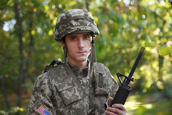 Portrait Soldat Avec Fusil Dans Forêt — Photo