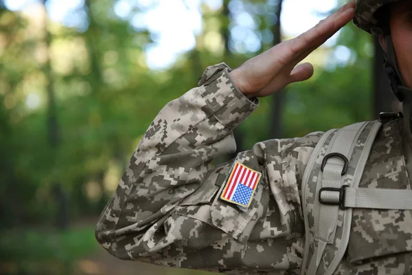 Soldado Camuflagem Fazendo Continência Vista Perto — Fotografia de Stock