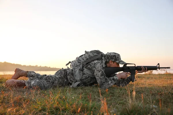 Soldat Tarnung Nimmt Militärschießplatz Ins Visier — Stockfoto