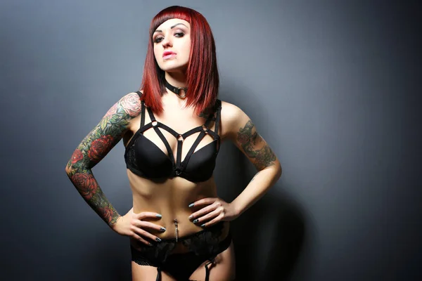 Krásná dívka s tetováním v černém prádle — Stock fotografie